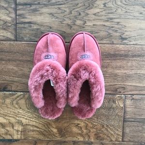 BRAND NEW UGG SLIPPERS SIZE 9
